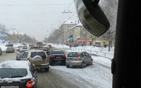 За 3 часа в Кирове произошло 18 аварий, в том числе с машиной ДПС