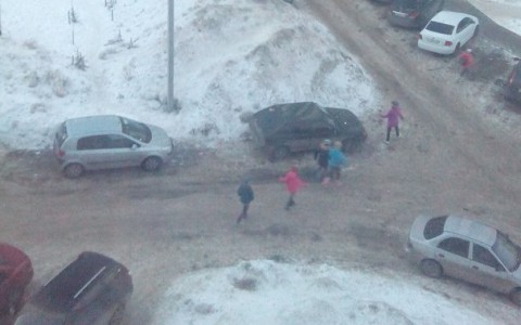 В Чистых прудах дети бросают из окон кирпичи, картон и шланги