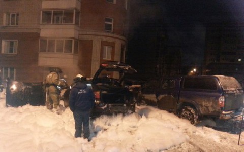 Ночью во дворе на улице Чапаева сгорели два BMW и ТагАЗ