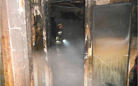 В Кировской области в сгоревшем доме обнаружены тела супругов и их сына