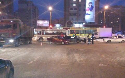 В Кирове столкнулись две легковушки: пострадала 16-летняя девушка