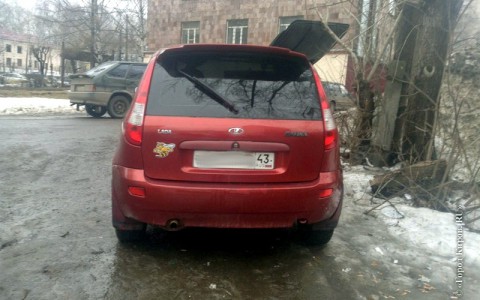 «Калину», которая упала с эвакуатора на Jaguar, отремонтировали