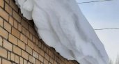 Падение снежной глыбы на коляску с ребенком и встречное ДТП: что обсуждают в Кирове