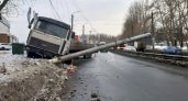 В Кирове на Производственной грузовик снес столб и заблокировал движение