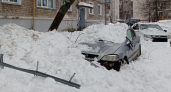 В Кирове крышу автомобиля раздавило снегом