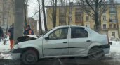В Кирове на улице Лепсе водитель въехал в столб