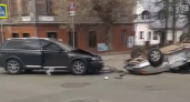 В центре Кирова перевернулась машина