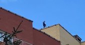 В Кирове по крыше многоэтажного дома гуляли дети