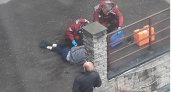 В Кирове с высоты пятого этажа выпал мужчина
