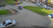 Появилось видео массового ДТП в Кирове: машина перевернулась несколько раз