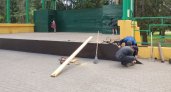 Вандалы сломали сцену в кировском парке