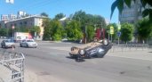 В центре Кирова столкнулись две машины: одна иномарка перевернулась