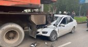 В Кирове водитель иномарки на полной скорости влетел в КамАЗ и получил тяжелые травмы 