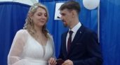 В Кировской области на избирательный участок приехали новобрачные