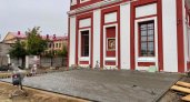 В Кирове на территории Спасского собора укладывают брусчатку