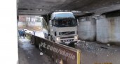 В Кировской области под мостом застряла фура