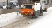 Кировские подрядчики продолжают бороться с гололедицей на дорогах по всему городу 