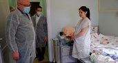 Первые новорожденные 2023 года получили подарок от губернатора Александра Соколова