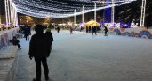 После многочисленных жалоб кировчан каток на Театральной площади почистили
