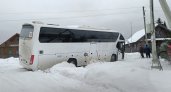 У Слободского туристический автобус застрял в снегу, заблокировав дорогу к домам жителей