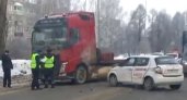 В Кировской области ученик автошколы врезался в фуру во время экзамена по вождению