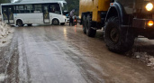В Кирове автобус с пассажирами оказался в сугробе