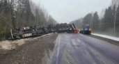 Перевернулась фура с химикатами: появились подробности аварии на трассе "Вятка"