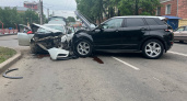 В Кирове рядом с "Алыми парусами" столкнулись Lada Vesta и Range Rover: есть пострадавшие