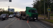 В Кирове на улице Ломоносова мужчина оказался под колесами грузовика