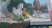 В Кирове на фасаде дома по улице МОПРа появилась картина с лошадьми
