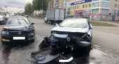 В Кирове на улице Ленина столкнулись две иномарки: есть пострадавшие