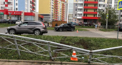 В Кирове на Чистопрудненской кроссовер смял дорожное ограждение: есть пострадавшие