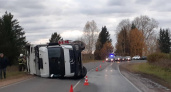Перевернутый грузовик перегородил трассу "Киров-Русское"