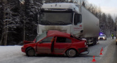 На трассе "Вятка" столкновение с грузовиком смяло легковушку: водитель Škoda погиб