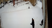 Появилось видео падения ледяной глыбы на мальчика у кировской школы
