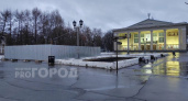 На площади у филармонии в Кирове идет подготовка к установке памятника Невскому