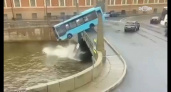 Трагедия в Санкт-Петербурге: автобус выехал за ограждения и упал с моста, есть погибшие