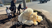 Кировчане несут цветы и игрушки на место, где в ДТП погиб 9-летний мальчик