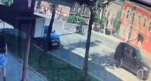 Появились кадры столкновения школьницы с мотоциклистом в Кирове на улице Ленина