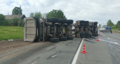 В Сунском районе водитель грузовика опрокинулся и перекрыл полдороги
