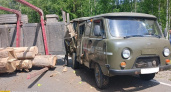В Уржумском районе лесовоз въехал в УАЗ и перевернулся: пострадали два человека