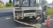 В Кирово-Чепецке два подростка на мопеде влетели в автобус на перекрестке