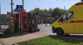 В Вятских Полянах груженый песком самосвал перевернулся на перекрестке