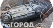В Кирове "пятнадцатая" опрокинулась в котлован после столкновения с иномаркой