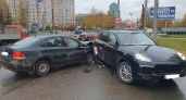 В Кирове на улице Московской столкнулись Porsche и Volkswagen: есть пострадавший
