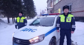 В Омутнинском районе автоинспекторы спасли пару, попавшую в снежный плен