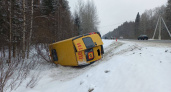 На трассе под Кировом школьный автобус столкнулся с легковушкой и улетел в кювет
