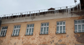 "Носите каски": кировчане жалуются на сосульки и снег на крышах