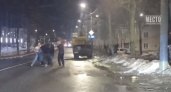 Массовой дракой посреди дороги обернулся конфликт возле ночного клуба в Кирове
