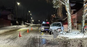 Под Кировом автоледи въехала в припаркованную машину и дерево: пострадал ребенок